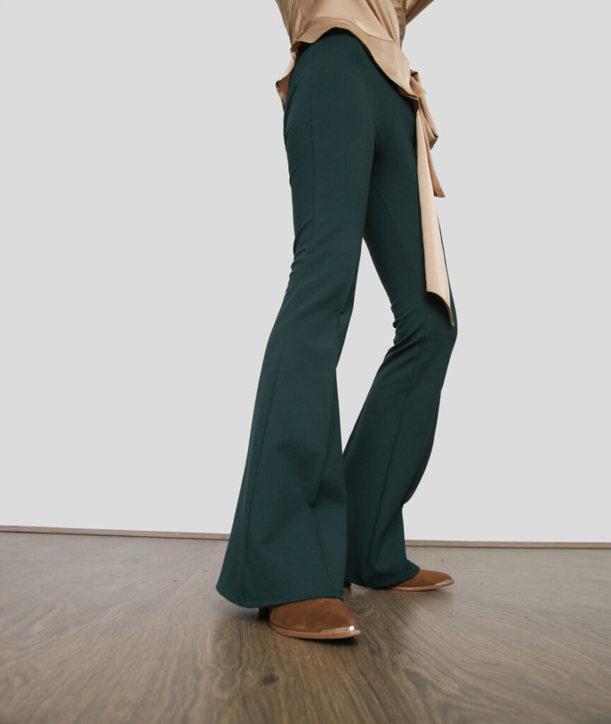 iStock 1412021164 Powrót spodni dzwonów: Odrodzenie kultowej mody lat 70. w świecie stylizacji