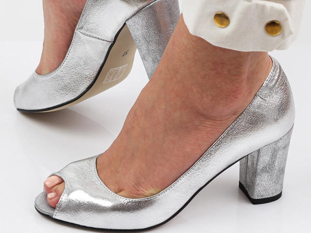 srebrne czolenka bez palca jpg Czółenka damskie butami na wiele okazji
